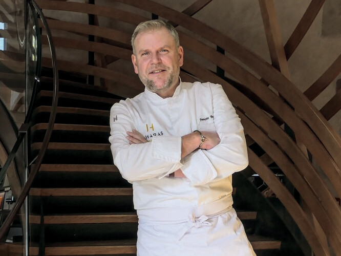 In der Les Haras Brasserie in Straßburg trifft Geschichte auf lebendige Gastlichkeit. Unter der Leitung von Chef de Cuisine François Baur verwandelt sich das ehemalige
Stallgebäude in einen Ort, an dem täglich mehrere Hundert Gäste empfangen werden. Seit vielen Jahren an seiner Seite: das Service-Bund Unternehmen Zink und Fachberaterin Vanessa Preschle.