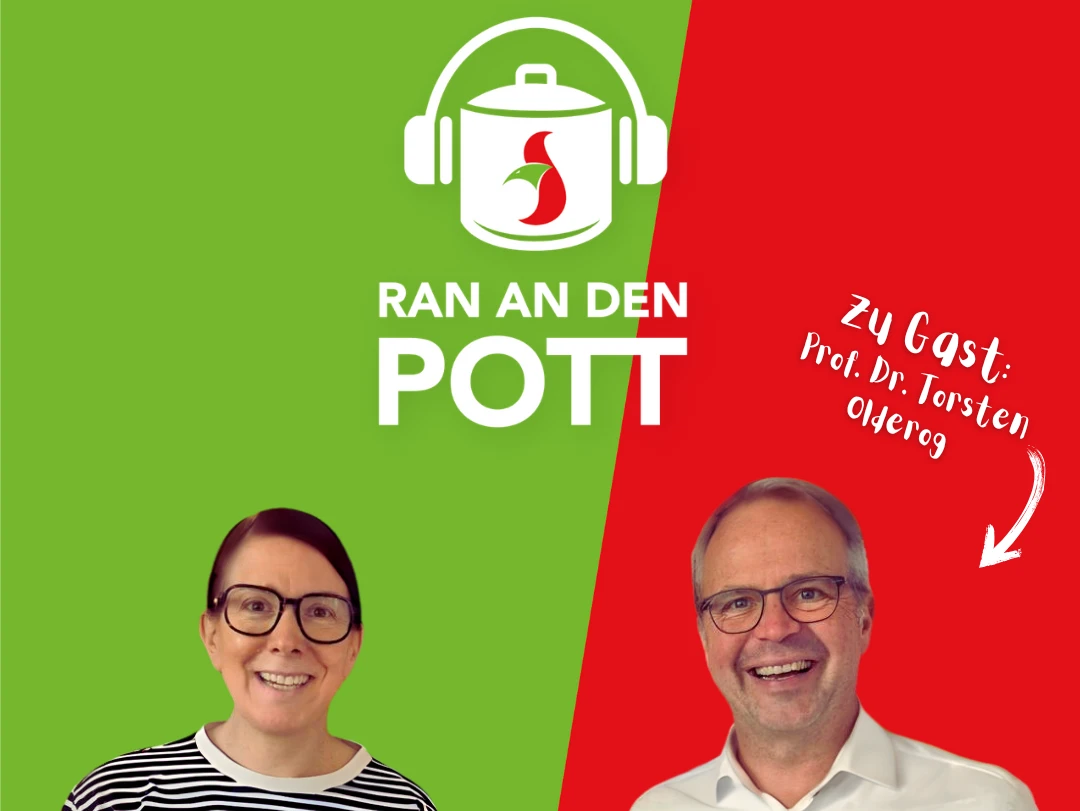 Ran an den Pott mit Linn Grunwald und Maria Ziegfeld Eine lächelnde Frau mit Kopfhörern und Mikrofonen.