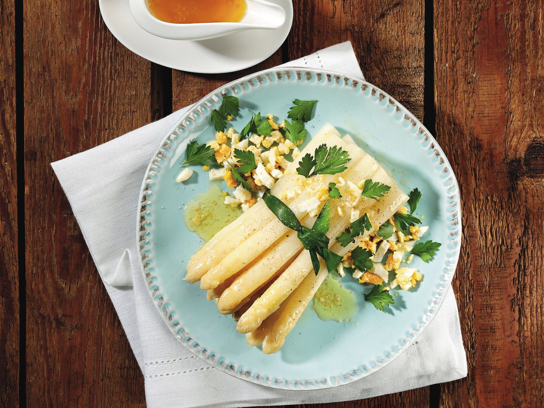 Spargel: das Gemüse der Könige Ein Teller mit frittierten Reisbällchen, Saucen und Zitronen.